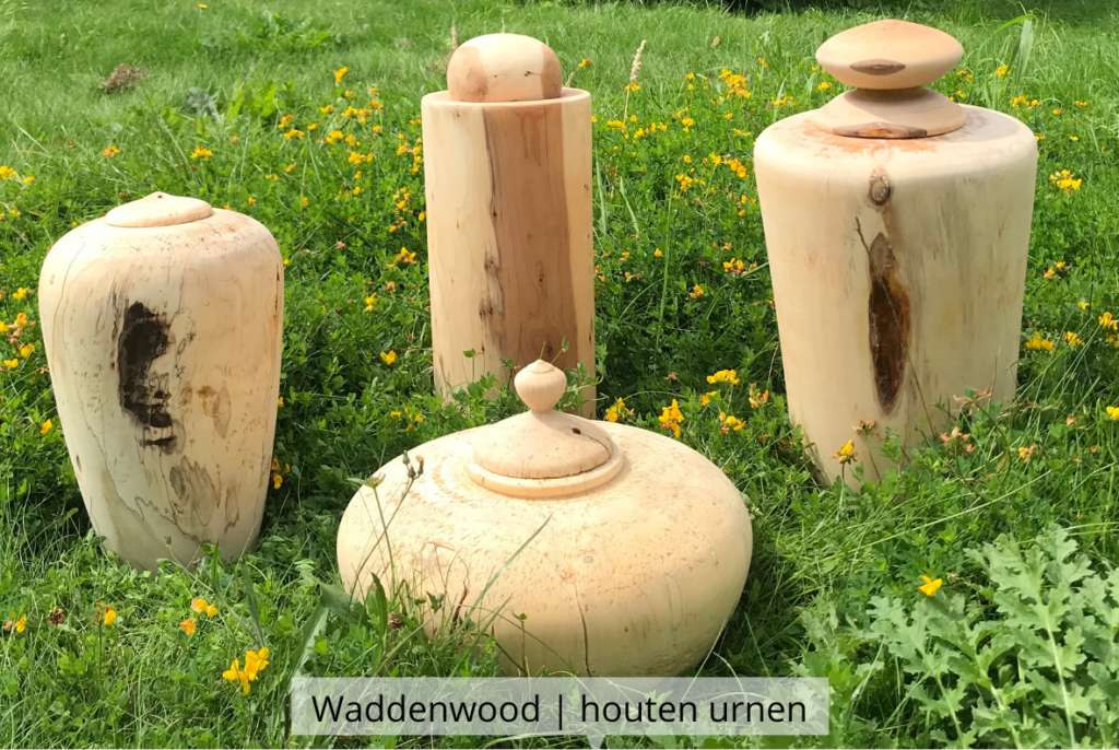 Natuurlijk Afscheid uitvaartzorg Waddenwood houten urnen